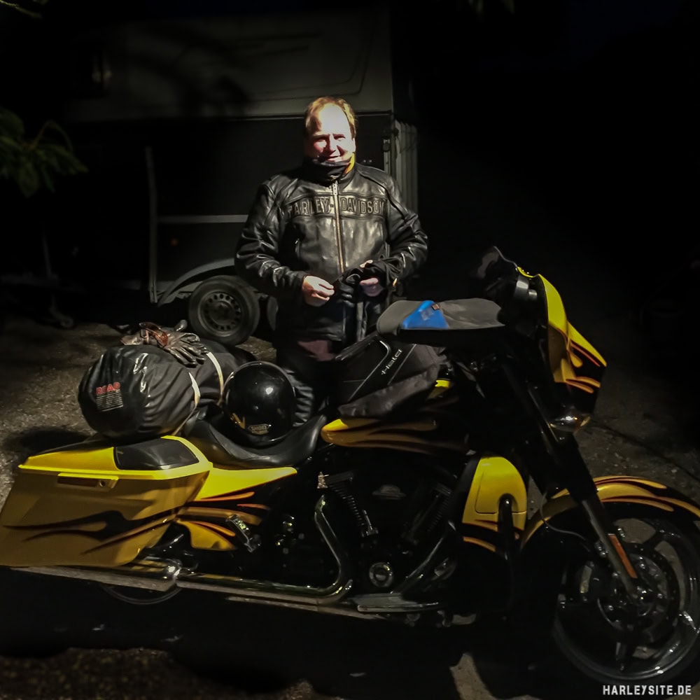 Review: Mit der Harley-Davidson Street Glide CVO von Kiel nach Faak In der Nähe von Kiel starte ich am Abend