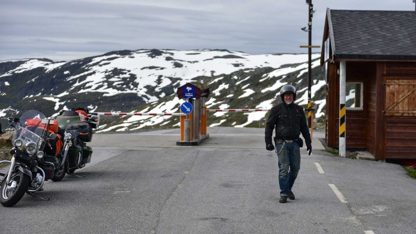 Und irgendwann mittendrin kommt die Mautstation 
