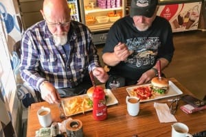 #9 Norwegen - Finnland - Lappland | Vom Nordkap nach Kautokeino In Olderfjord angekommen, essen wir im Russenes kro erstmal was warmes.