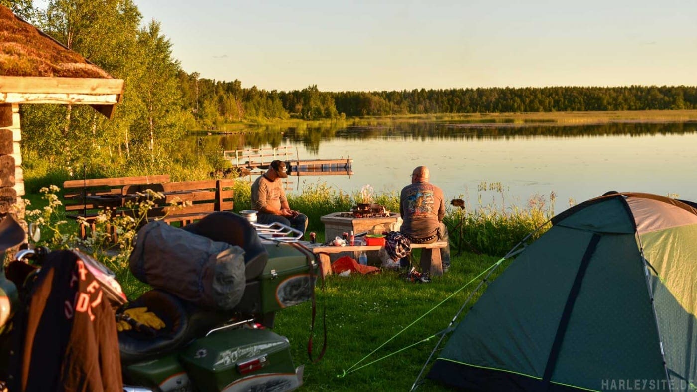 In Schweden sitzen wir am Lagerfeuer und warten auf den Sonnenuntergang