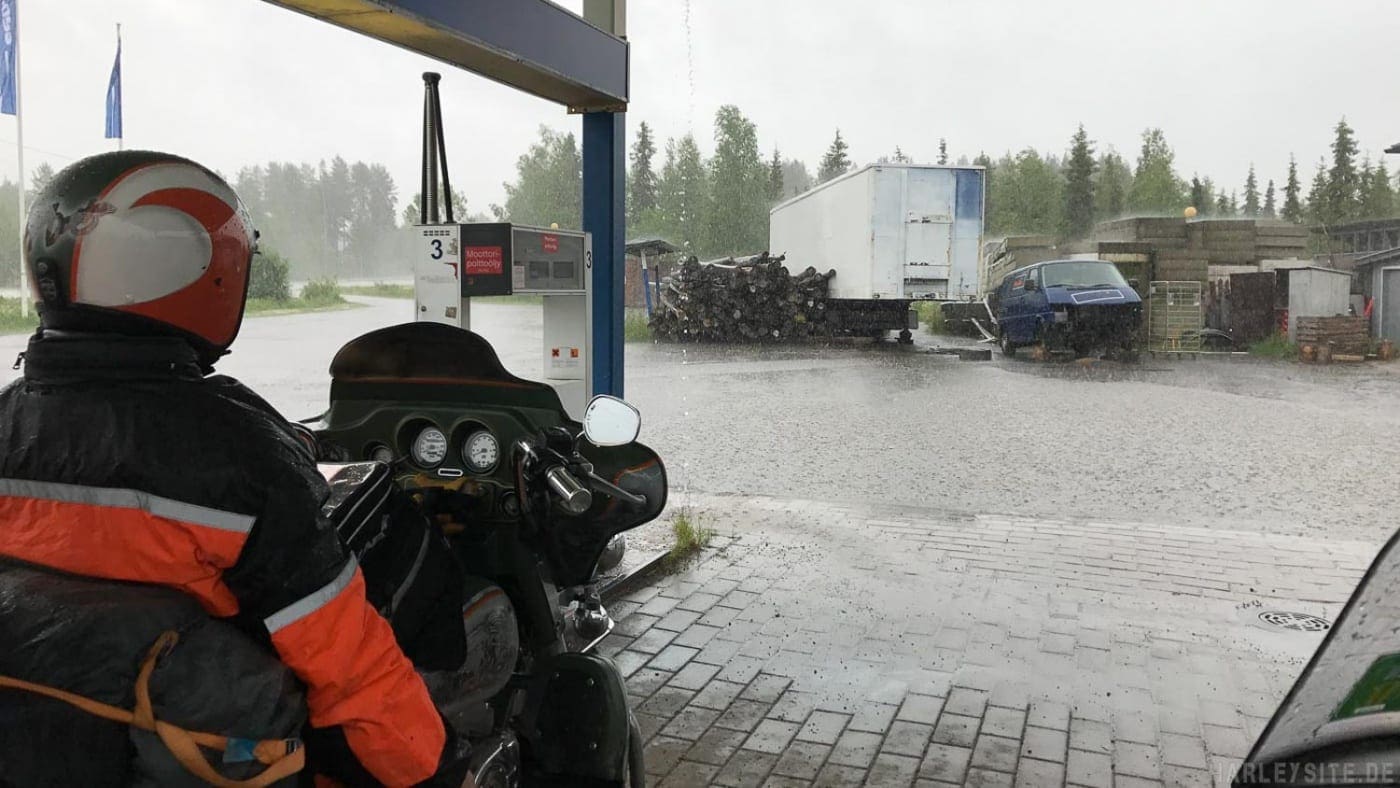 #9 Norwegen - Finnland - Lappland | Vom Nordkap nach Kautokeino Unter einem Tankstellendach suchen wir Schutz