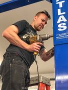 Evan baut seine neue Hebebühne auf.