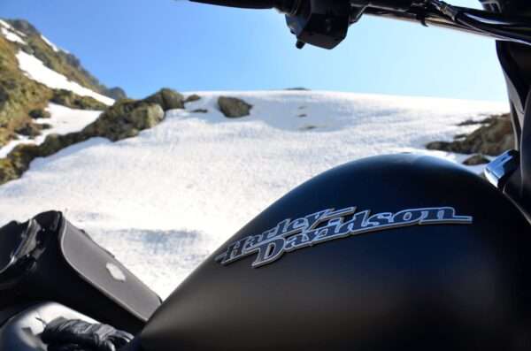 #3 GreatestRides - Italien und Schweiz Schweiz - Harley-Davidson Tank vor Schneeberg