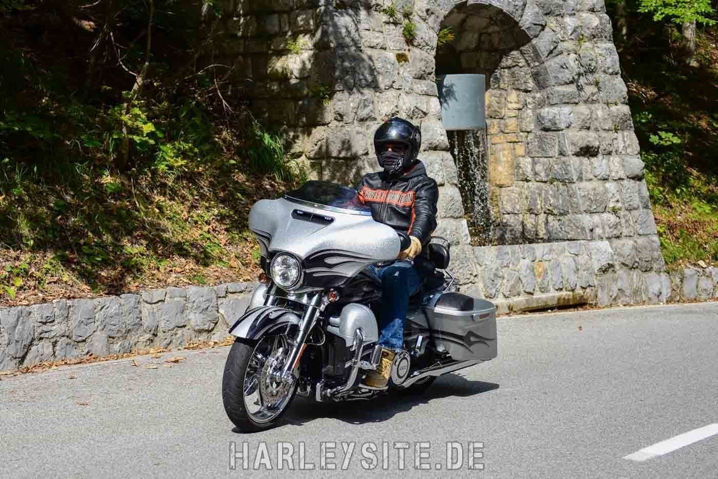 HArley-DAvidson Street Glide CVO kommt uns auf dem Bergpass entgegen