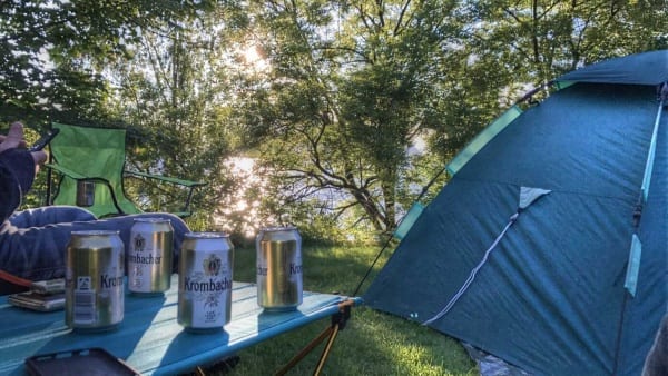 Wir genießen den Sonnenuntergang in Norwegen Das Foto zeigt Harley Fahrer beim Campen