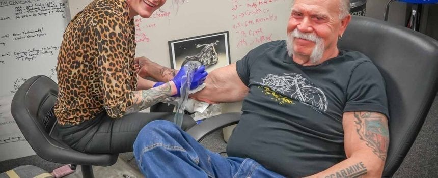 Megan Jean Morris tätowiert Paul Teutul Sr.