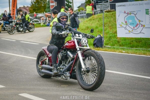 Bikerin auf einer Breakout während der European Bike Week am Faaker See