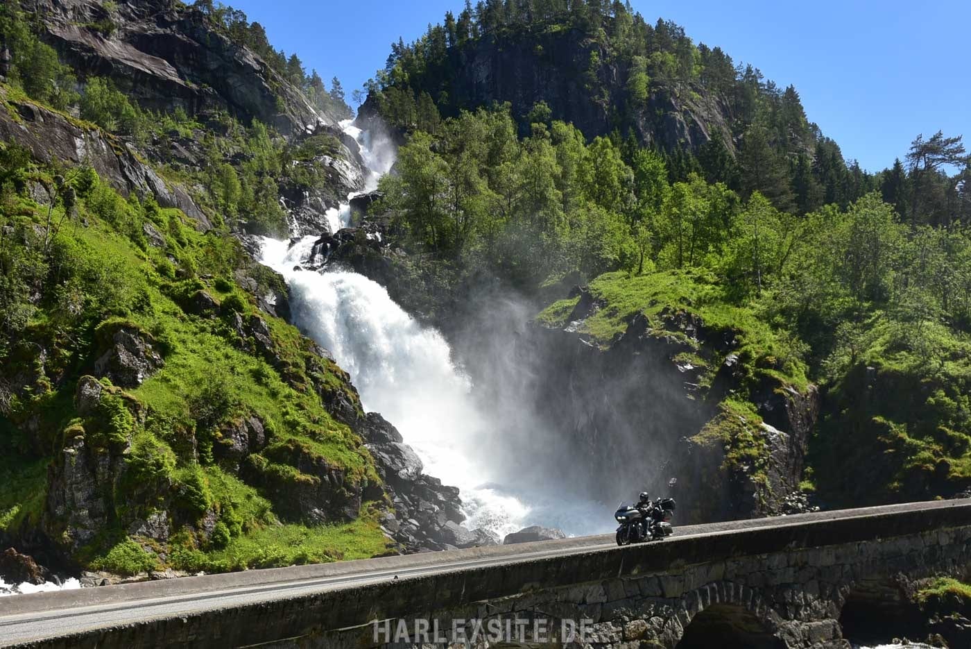 #3 Nordkap Tour - Von Nesvik nach Bergen in Norwegen Harley vorm Skjervsfossen Wasserfall