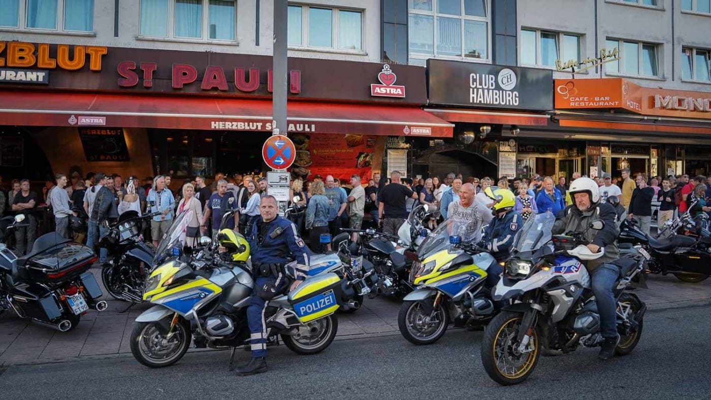 Start der Hamburg Harley Days 2019 Krad Gruppe der Polizei Hamburg auf den Hamburg Harley Days