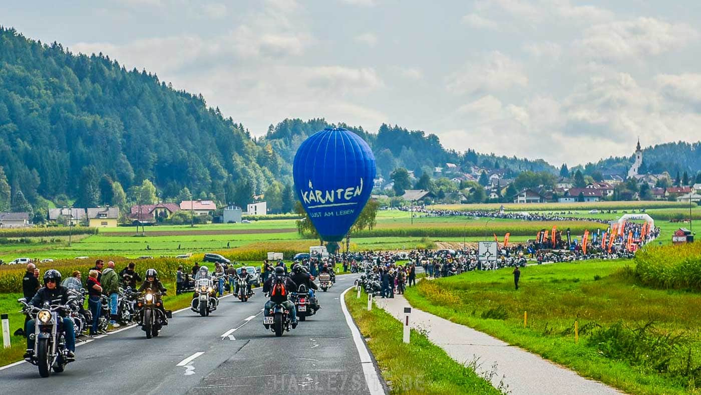 Zeigt die Harley Parade am Faaker See