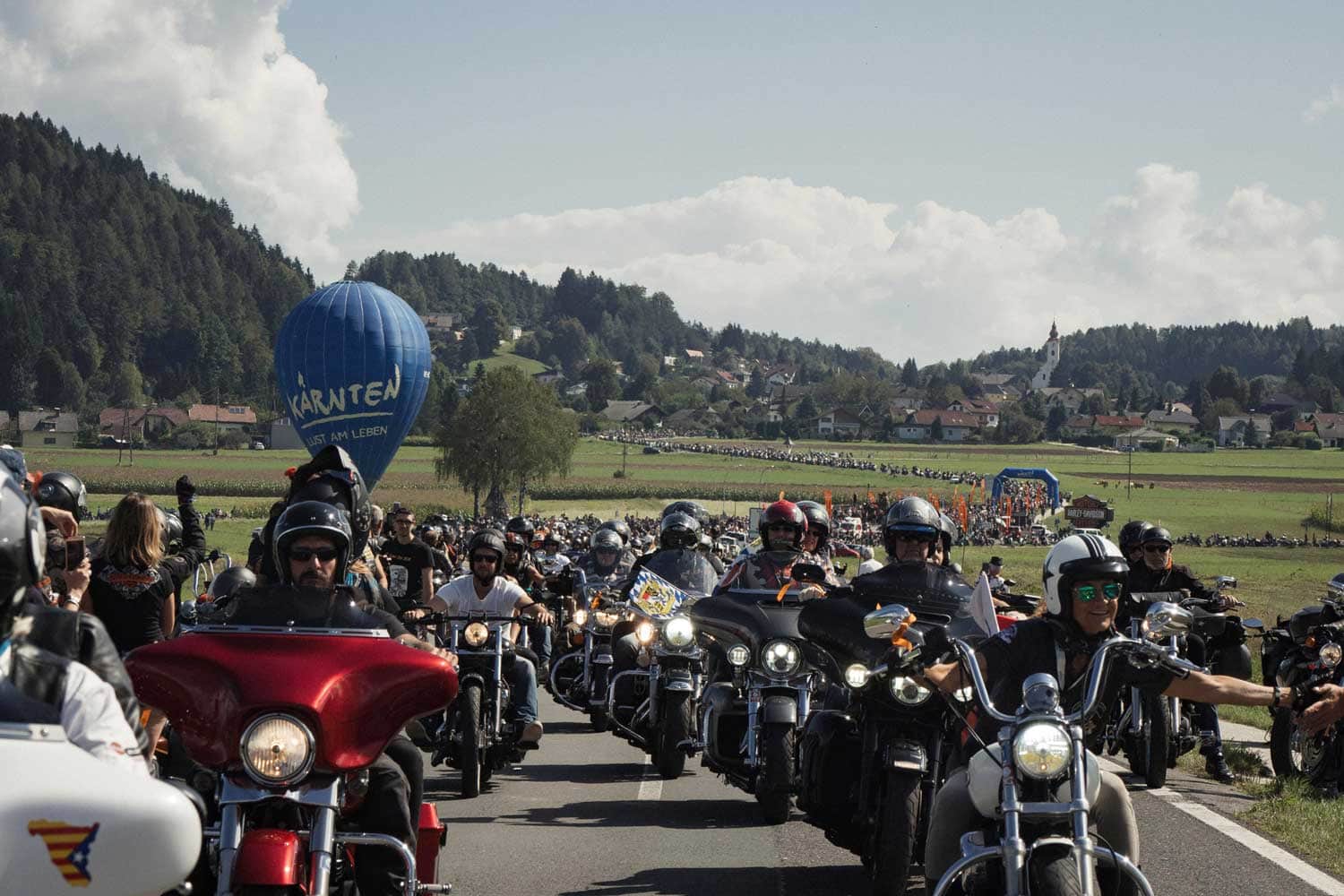 Foto zeigt die Harley-Davidson Parade an der European Bike Week