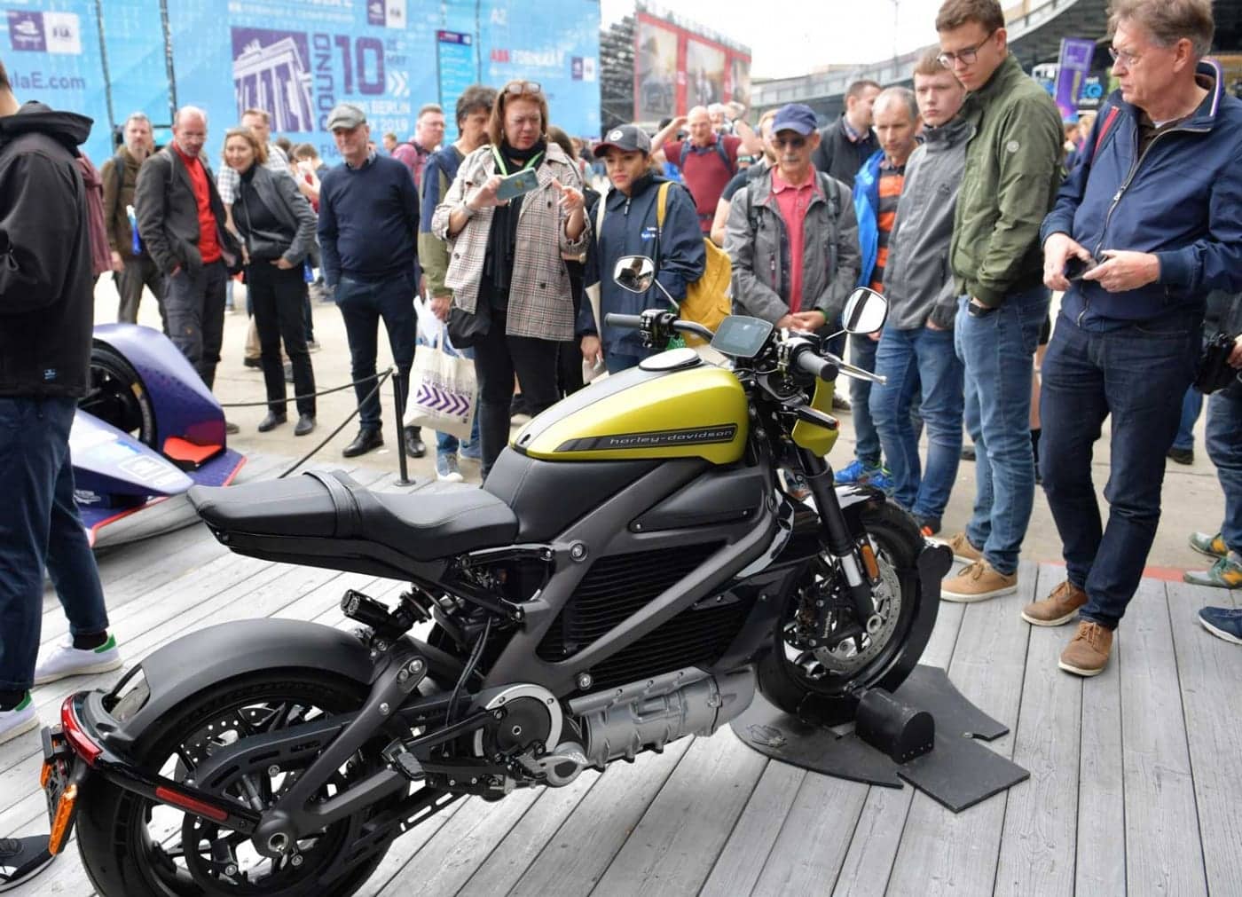 Die Harley-Davidson Modellpflegemaßnahmen 2020 Zeigt die LiveWire auf einer Veranstaltung vor dem Publikum