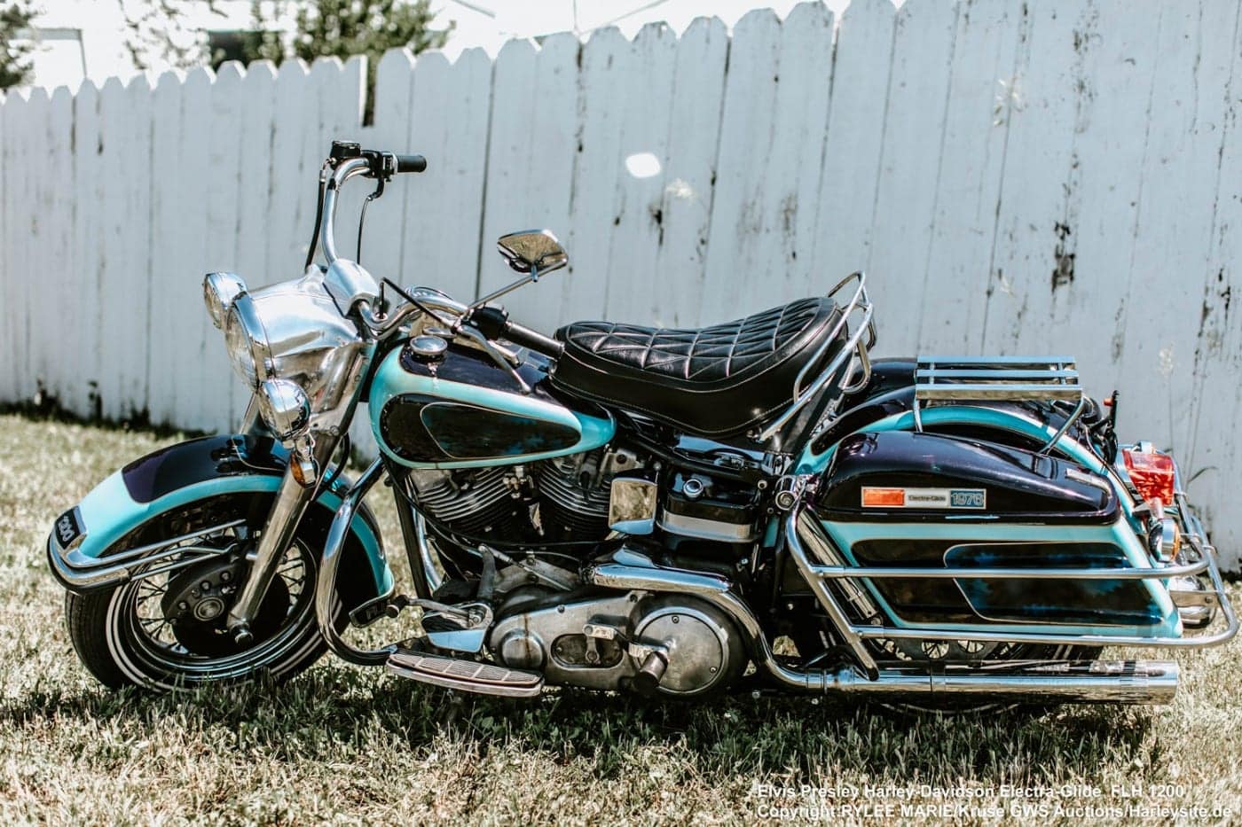 Zeigt Elvis Presley Harley-Davidson Electra-Glide  FLH 1200