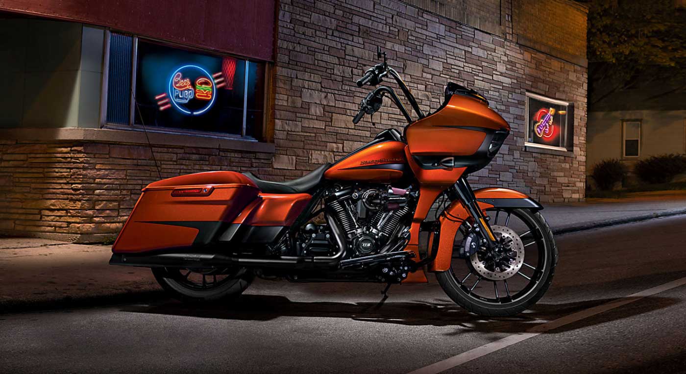 Zeigt die Harley-Davidson Road Glide Special Custom