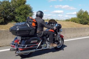 Zeigt eine Harley-Davidson Screamin Eagle 110 auf der Autobahn