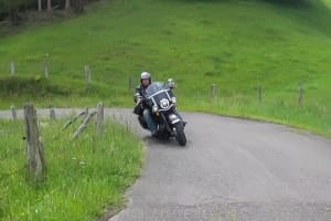 Das Foto zeigt die Harley Davidson Heritage Classic 2019 bei einer Kurvenfahrt