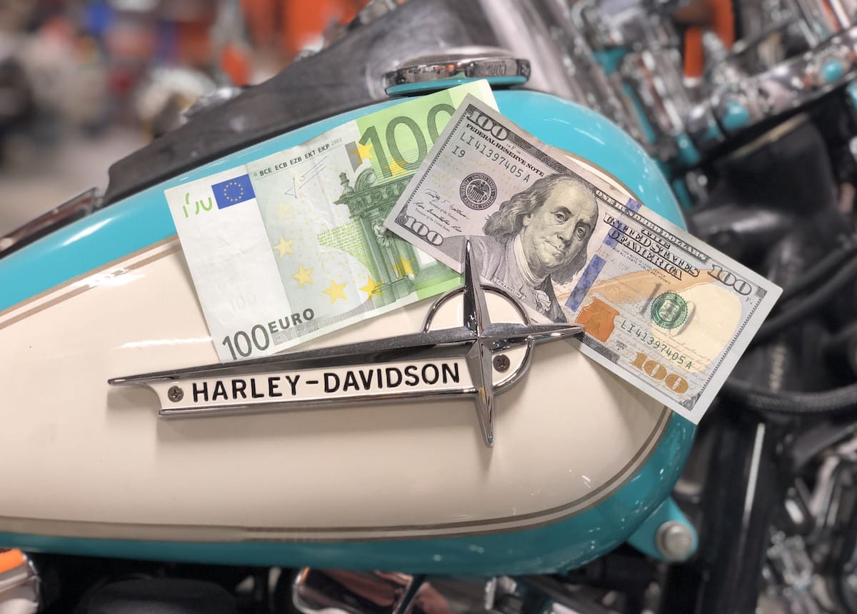 Zeigt einen Harley-Davidson Tank mit Dollar Scheinen