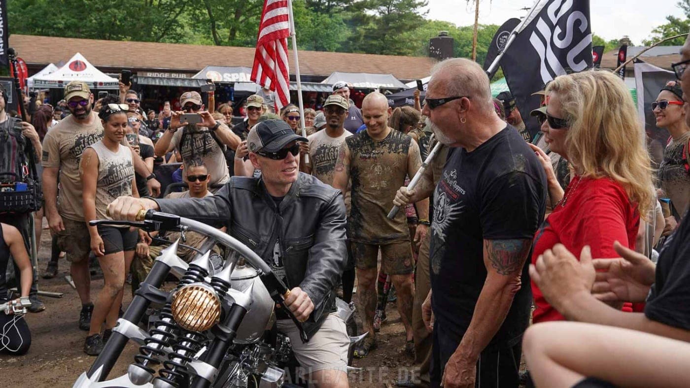 Orange County Choppers Spartan Bike Das Foto zeigt Joe de Sena, Paul Teutul Sr. und Joannie beim Spartan Race