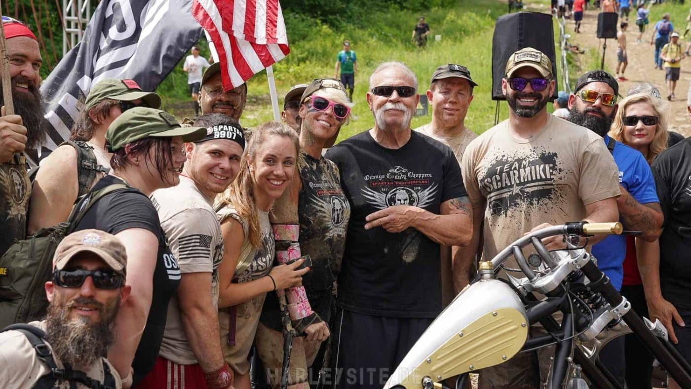 Orange County Choppers Spartan Bike Das Foto zeigt eine Spartan Race Gruppe mit Paul Teutul Sr. von Orange County Choppers