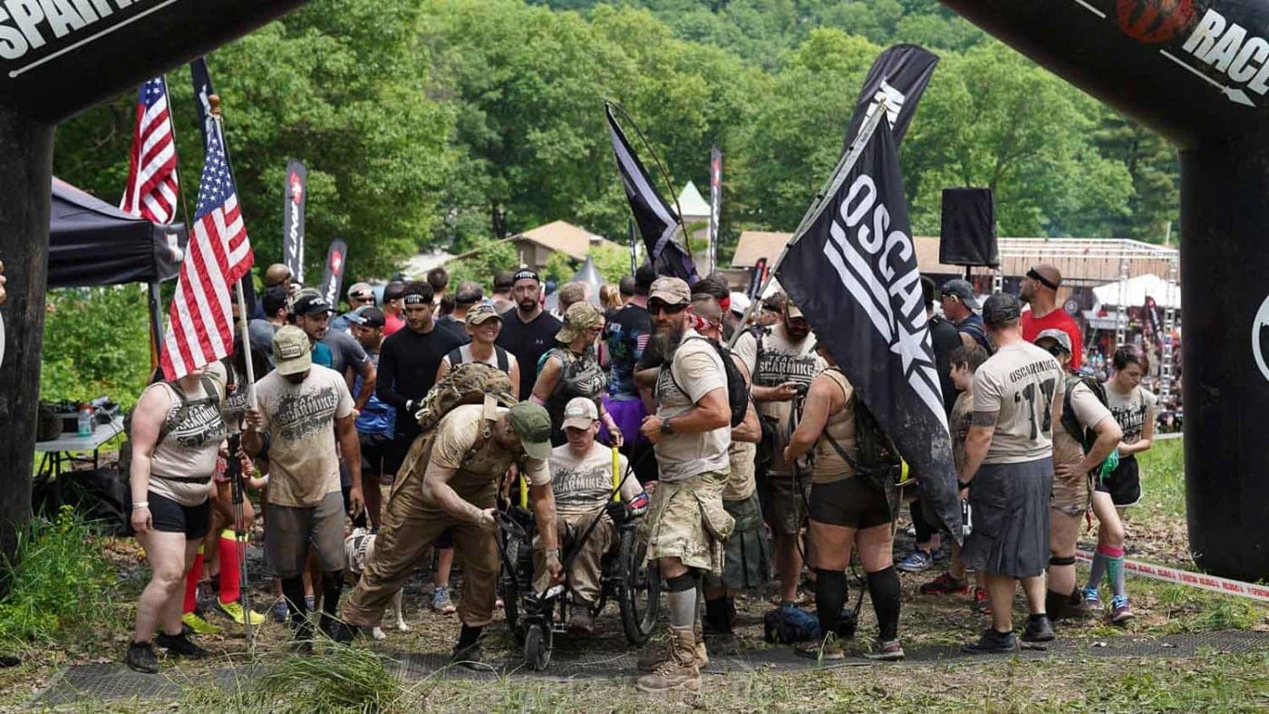 Orange County Choppers Spartan Bike Das Foto zeigt die Teilnehmer beim Startpunkt