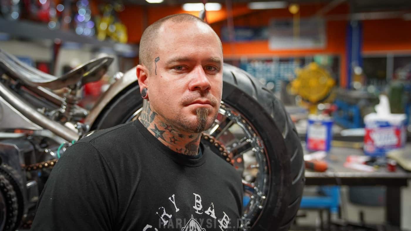 Orange County Choppers Spartan Bike Das Foto zeigt den Customizer Joshua Allison in der neuen American Chopper Show