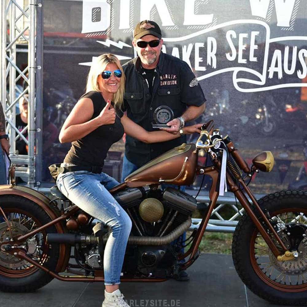 Zeigt eine Gewinnerin auf der Custombike Show am Faaker See