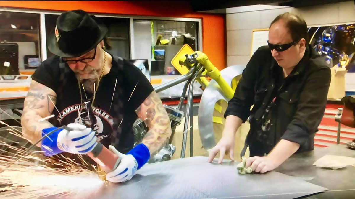 Aykut Tataroglu und Harleysite bei Orange County Choppers am Bleche zuschneiden