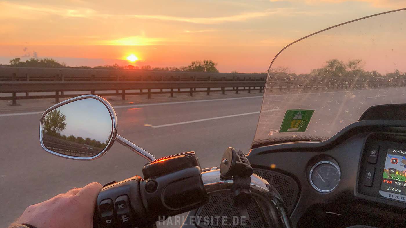 #4 Von Saint Tropez zum Harley Dome Cologne Auf der Autobahn von Köln nach Hamburg
