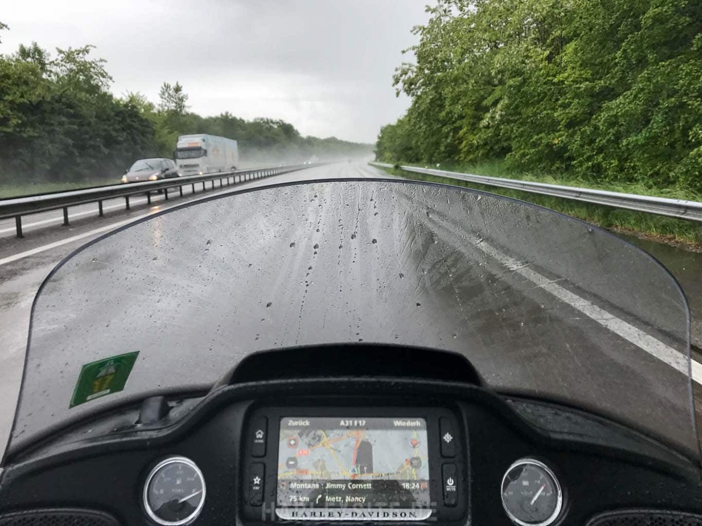 #4 Von Saint Tropez zum Harley Dome Cologne Scheibe an der Road Glide Ultra