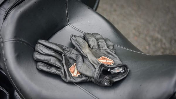 Harley-Davidson Street Glide Sattel und Handschuhe