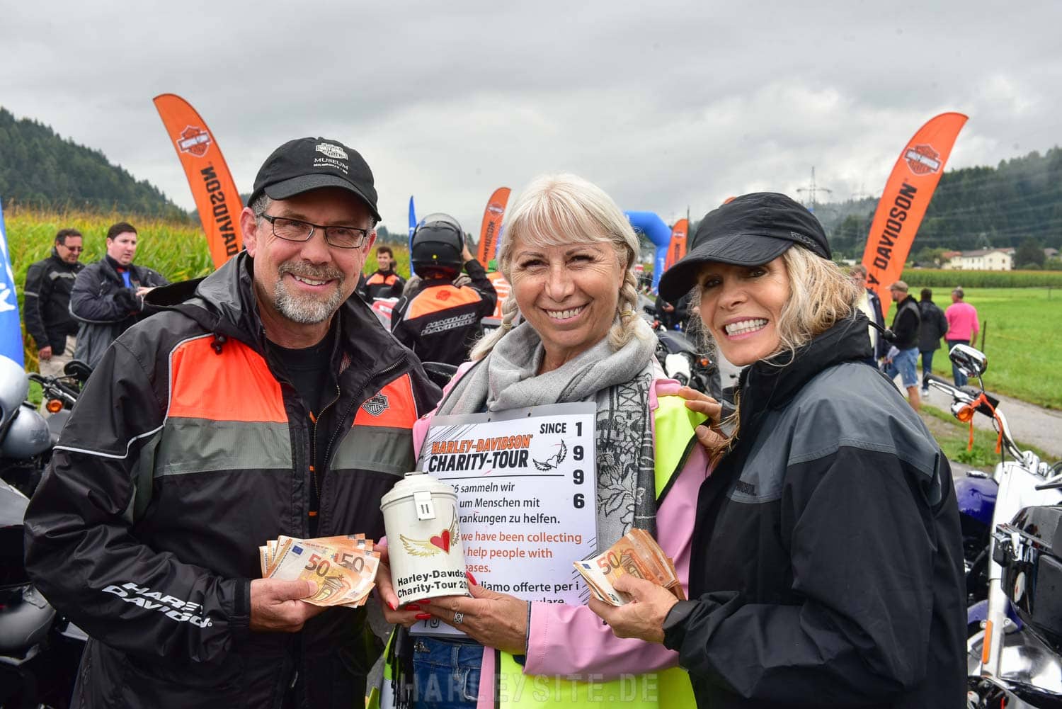 Bill Davidson, Simona Katzlinger, Karen Davidson bei der Spendenübergabe am Faaker See. Bill Davidson, Simona Katzlinger, Karen Davidson