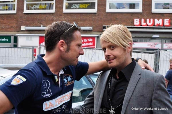 Volker Mittmann und Ross Antony auf der Bühne am Rathausplatz