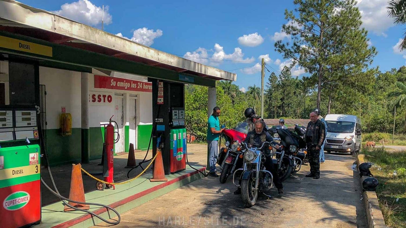 Teil 3 - Kuba Harley Tour nach Las Terrazas - Havanna Eine alte Essto Tankstelle im Dschungel von Kuba