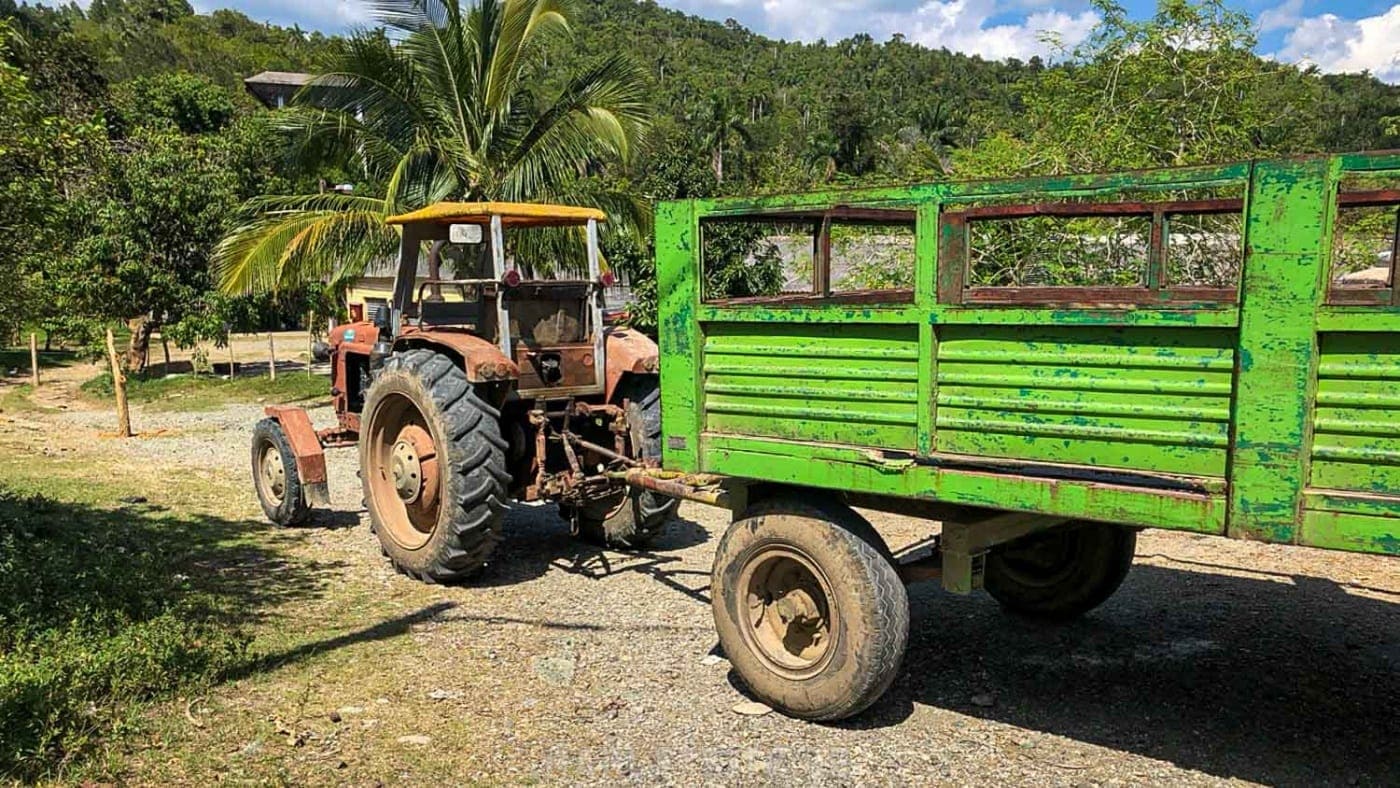 Teil 3 - Kuba Harley Tour nach Las Terrazas - Havanna Ein alter Trecker mit Anhänger auf Kuba