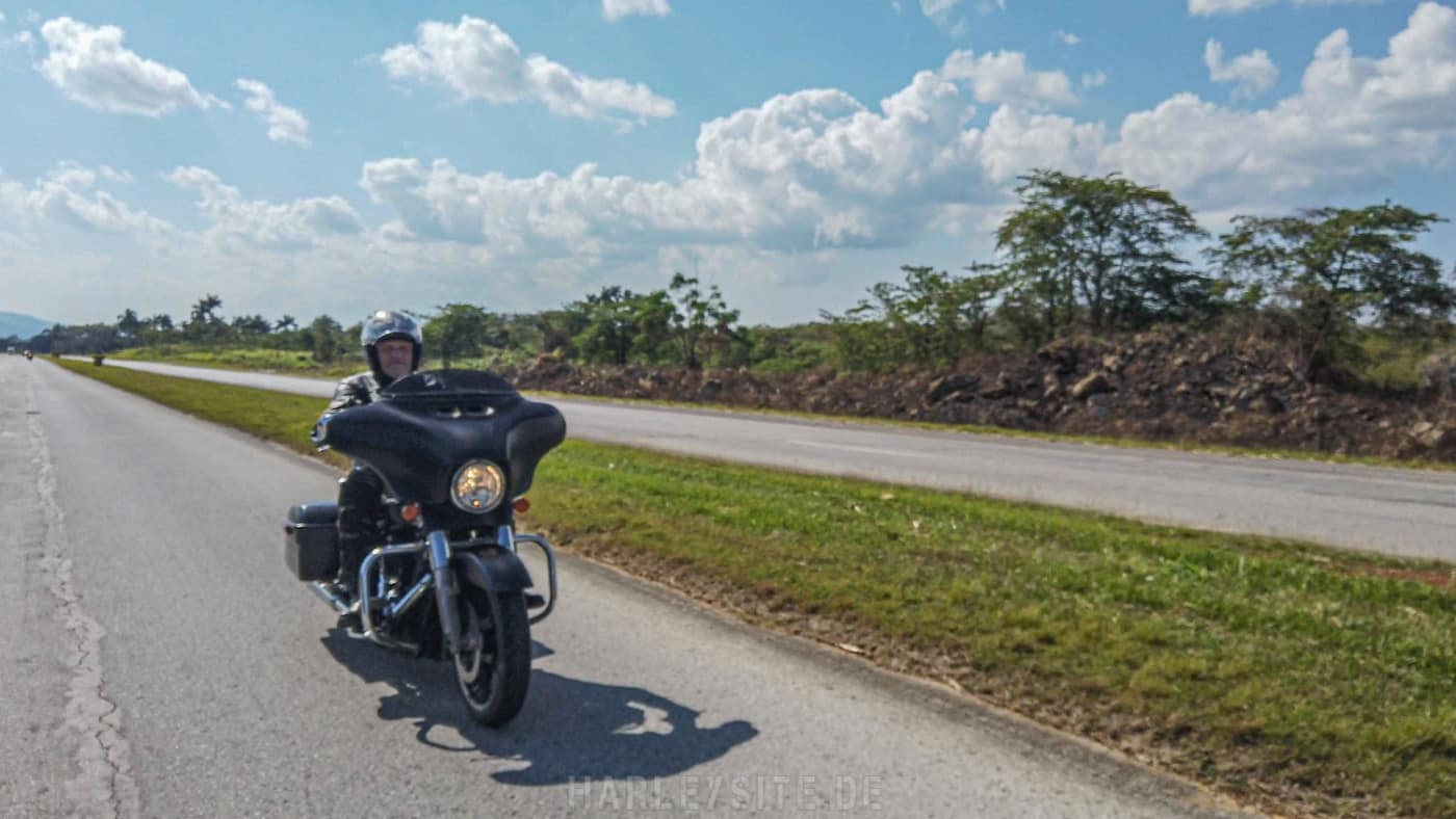 Teil 3 - Kuba Harley Tour nach Las Terrazas - Havanna Die kubanische Autobahn in Richtung Havanna.