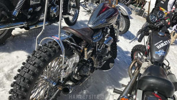 Eine für die Piste präparierte Harley