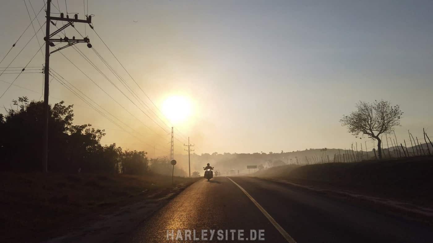Hinter uns geht langsam die Sonne auf Kuba unter