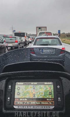 Mit der Harley-Davidson bei Regen im Stau auf der Autobahn A7