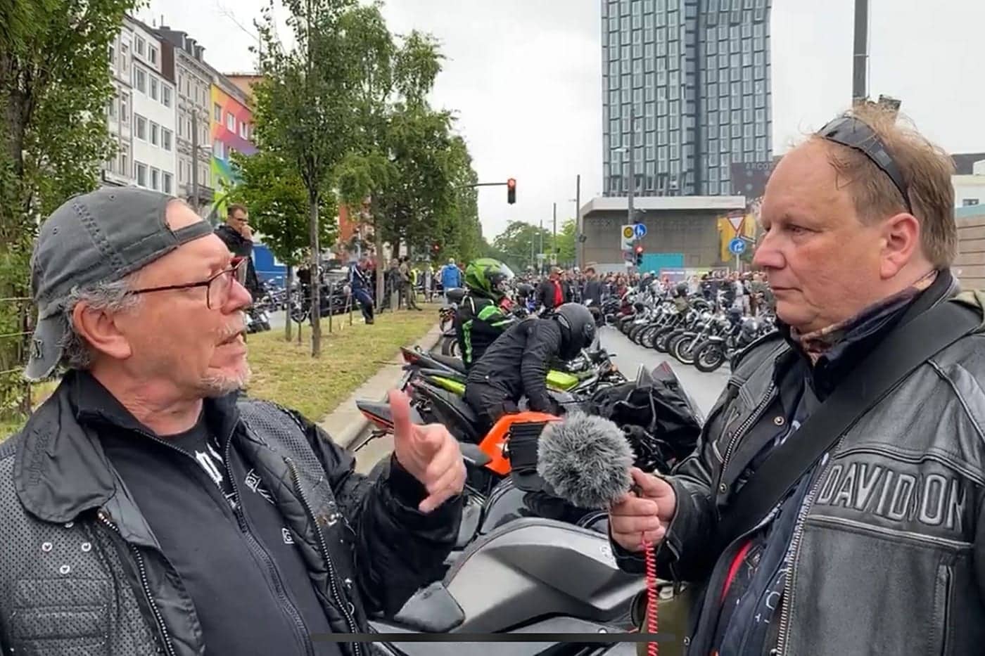 DAS INTERVIEW MIT ENRICO - DEMO IN HAMBURG GEGEN MOTORRAD-FAHRVERBOTE Interview mit Enrico auf der Reeperbahn in Hamburg