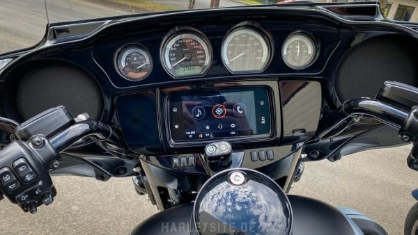The cockpit of the 2020 Road Glide Limited