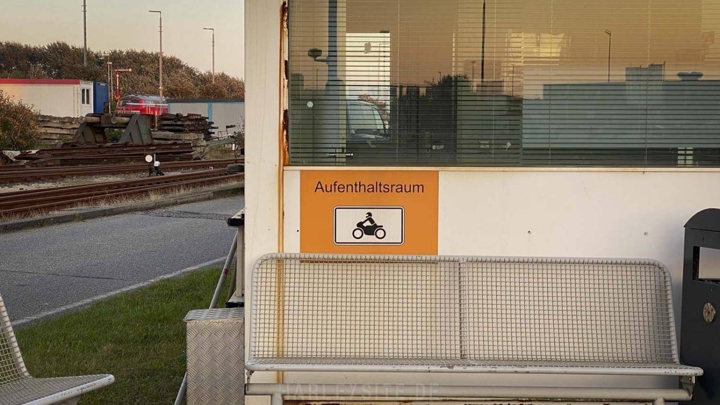 Das Wartehäuschen für Motorradfahrer beim DB Sylt Shuttle