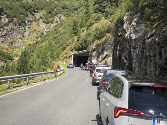 Ampel-Stau vor einem der Tunnel auf der Malta-Hochalmstrasse