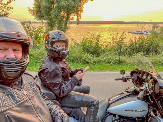 Auf der Harley-Davidson Ultra Limited mit meiner Tochter on Tour