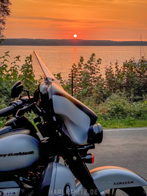 Auf der Harley-Davidson Ultra Limited on Tour - Sundowner