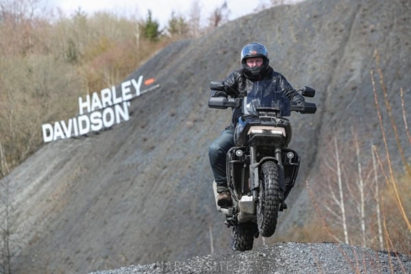 Ein kleiner Sprung über den Hügel, auf der Harley-Davidson Pan America Special 1250