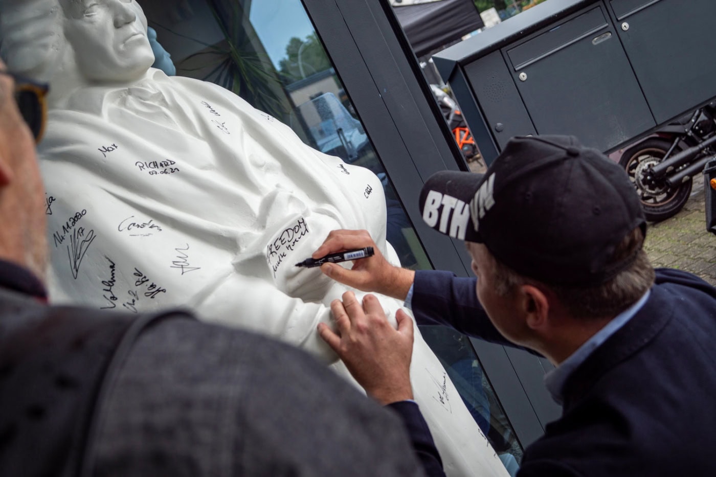 Das „Beethoven Chapter Germany“ verleiht dem Direktor des Beethoven-Hauses die „Ehrenkutte“ Harley Davidson Köln