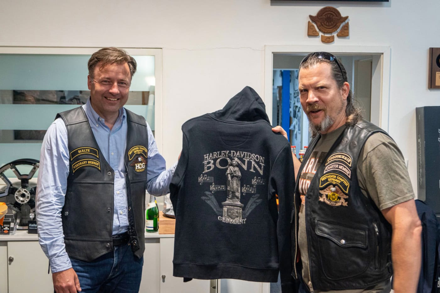 Das „Beethoven Chapter Germany“ verleiht dem Direktor des Beethoven-Hauses die „Ehrenkutte“ Harley Davidson Köln