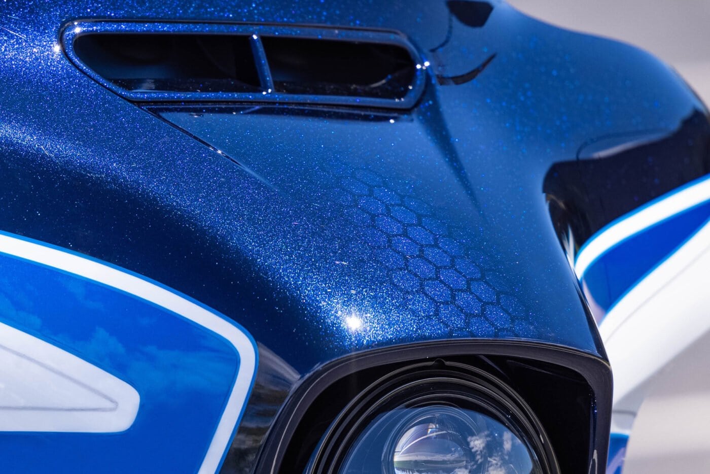 Arctic-Blast-Limited-Edition-Lackierung - Weißer Grund und Sechsecke im Lack der Verkleidung