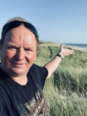 Weitläufiger Strand und kaum andere Menschen zu sehen