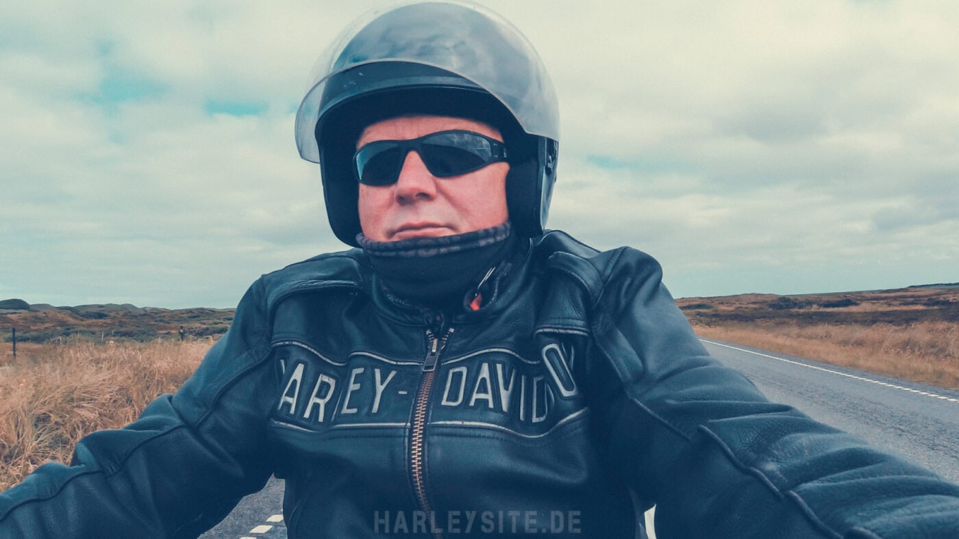 Einfach mal auf Tour mit der Harley-Davidson Fat Boy 2021 und das dänische Hygge leben Der Wind drückt immer mehr im Gesicht, umso dichter man an die Nordsee kommt.